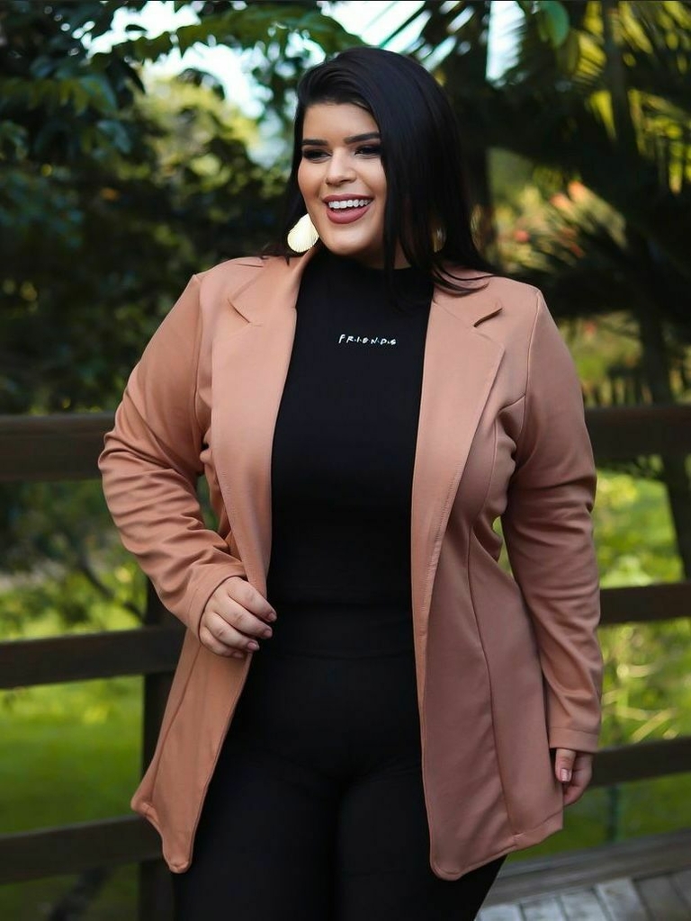 Blazer feminino alongado plus size nude