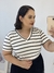 Blusa t-shirt gola V Branca com listras preta - comprar online