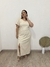 Vestido textura em linho Eloise com botões nas laterais, e látex nas costas bege - Moda Plus Size - Zeona Moda