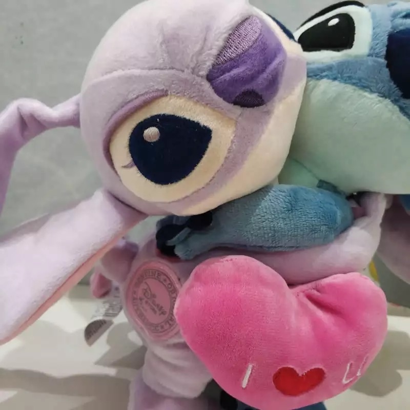 Encuentra el mejor regalo para los amantes de Stitch y Angela! 💙💖 más de  10 opciones de arreglos con peluches de Stitch. Estas adorables…