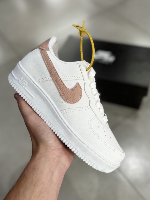 Tênis Nike Air Force 1 - Premium Branco / Nude