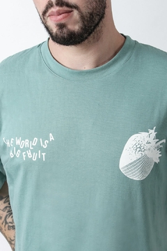 REMERA OVER OVER THE WORLD IS A BIG FRUIT (41271) en internet