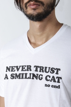 REMERA NEVER TRUST A SMILING CAT (40282)