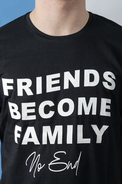 REMERA FRIENDS BECOME FAMILY (41208) - No End MAYORISTA