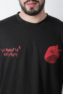 REMERA OVER OVER THE WORLD IS A BIG FRUIT (41271) - comprar online