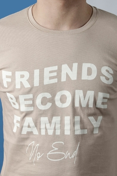 REMERA FRIENDS BECOME FAMILY (41208)