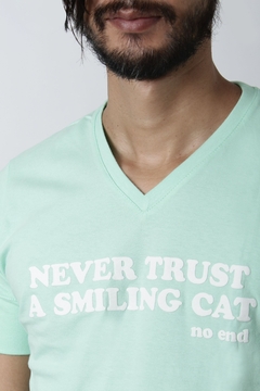 REMERA NEVER TRUST A SMILING CAT (40282) - tienda online