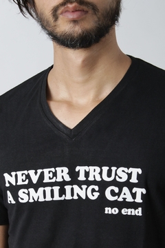REMERA NEVER TRUST A SMILING CAT (40282) - No End MAYORISTA