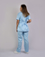 Imagem do pijama cirúrgico para médicos veterinários em tecido Oxford 100% Poliéster, na cor azul bebê, composto por blusa e calça. Ideal para profissionais que buscam conforto e durabilidade em sua rotina de trabalho.