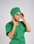 Imagem do pijama cirúrgico para médicos veterinários em tecido Oxford 100% Poliéster, na cor verde bandeira, composto por blusa e touca. Ideal para profissionais que buscam conforto e durabilidade em sua rotina de trabalho.