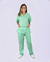 Imagem do pijama cirúrgico para médicos veterinários em tecido Gabardine Premium, na cor verde água, composto por blusa e calça. Ideal para profissionais que buscam conforto e durabilidade em sua rotina de trabalho.