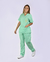 Imagem do pijama cirúrgico para médicos veterinários em tecido Gabardine Premium, na cor verde água, composto por blusa e calça. Ideal para profissionais que buscam conforto e durabilidade em sua rotina de trabalho.