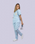 Imagem do pijama cirúrgico para médicos veterinários em tecido Gabardine Premium, na cor azul bebê, composto por blusa e calça. Ideal para profissionais que buscam conforto e durabilidade em sua rotina de trabalho.