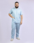 Imagem do pijama cirúrgico para médicos veterinários em tecido Gabardine Premium, na cor azul bebê, composto por blusa e calça. Ideal para profissionais que buscam conforto e durabilidade em sua rotina de trabalho.