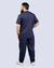 Imagem do pijama cirúrgico para médicos veterinários em tecido Gabardine Premium, na cor azul marinho, composto por blusa e calça. Ideal para profissionais que buscam conforto e durabilidade em sua rotina de trabalho.