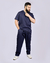 Imagem do pijama cirúrgico para médicos veterinários em tecido Gabardine Premium, na cor azul marinho, composto por blusa e calça. Ideal para profissionais que buscam conforto e durabilidade em sua rotina de trabalho.