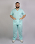 Imagem do pijama cirúrgico para médicos veterinários em tecido Oxford 100% Poliéster, na cor verde água composto por blusa e calça. Ideal para profissionais que buscam conforto e durabilidade em sua rotina de trabalho.