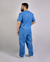 Imagem do pijama cirúrgico para médicos veterinários em tecido Oxford 100% Poliéster, na cor azul hospitalar, composto por blusa e calça. Ideal para profissionais que buscam conforto e durabilidade em sua rotina de trabalho.