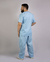 Imagem do pijama cirúrgico para médicos veterinários em tecido Oxford 100% Poliéster, na cor azul bebê composto por blusa e calça. Ideal para profissionais que buscam conforto e durabilidade em sua rotina de trabalho.