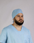 Imagem do pijama cirúrgico para médicos veterinários em tecido Oxford 100% Poliéster, na cor azul bebê composto por blusa e touca. Ideal para profissionais que buscam conforto e durabilidade em sua rotina de trabalho.