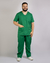 Imagem do pijama cirúrgico para médicos veterinários em tecido Oxford 100% Poliéster, na cor verde bandeira, composto por blusa e calça. Ideal para profissionais que buscam conforto e durabilidade em sua rotina de trabalho.