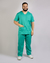 Imagem do pijama cirúrgico para médicos veterinários em tecido Oxford 100% Poliéster, na cor verde jade composto por blusa e calça. Ideal para profissionais que buscam conforto e durabilidade em sua rotina de trabalho.