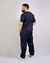 Imagem do pijama cirúrgico para médicos veterinários em tecido Oxford 100% Poliéster, na cor Azul Marinho composto por blusa e calça. Ideal para profissionais que buscam conforto e durabilidade em sua rotina de trabalho.