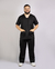 Imagem do pijama cirúrgico para médicos veterinários em tecido Oxford 100% Poliéster, na cor preto composto por blusa e calça. Ideal para profissionais que buscam conforto e durabilidade em sua rotina de trabalho.