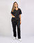 Imagem do pijama cirúrgico para médicos veterinários em tecido Oxford 100% Poliéster, na cor preto, composto por blusa e calça. Ideal para profissionais que buscam conforto e durabilidade em sua rotina de trabalho.