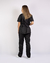 Imagem do pijama cirúrgico para médicos veterinários em tecido Oxford 100% Poliéster, na cor preto, composto por blusa e calça. Ideal para profissionais que buscam conforto e durabilidade em sua rotina de trabalho.