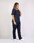 Imagem do pijama cirúrgico para médicos veterinários em tecido Oxford 100% Poliéster, na cor azul marinho, composto por blusa e calça. Ideal para profissionais que buscam conforto e durabilidade em sua rotina de trabalho.