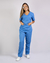 Imagem do pijama cirúrgico para médicos veterinários em tecido Oxford 100% Poliéster, na cor azul hospitalar, composto por blusa e calça. Ideal para profissionais que buscam conforto e durabilidade em sua rotina de trabalho.