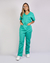 Imagem do pijama cirúrgico para médicos veterinários em tecido Oxford 100% Poliéster, na cor verde jade, composto por blusa e calça. Ideal para profissionais que buscam conforto e durabilidade em sua rotina de trabalho.