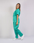 Imagem do pijama cirúrgico para médicos veterinários em tecido Oxford 100% Poliéster, na cor verde jade, composto por blusa e calça. Ideal para profissionais que buscam conforto e durabilidade em sua rotina de trabalho.
