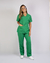 Imagem do pijama cirúrgico para médicos veterinários em tecido Oxford 100% Poliéster, na cor verde bandeira, composto por blusa e calça. Ideal para profissionais que buscam conforto e durabilidade em sua rotina de trabalho.