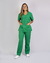 Imagem do pijama cirúrgico para médicos veterinários em tecido Oxford 100% Poliéster, na cor verde bandeira, composto por blusa e calça. Ideal para profissionais que buscam conforto e durabilidade em sua rotina de trabalho.