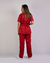 Imagem do pijama cirúrgico para médicos veterinários em tecido Oxford 100% Poliéster, na cor vinho, composto por blusa e calça. Ideal para profissionais que buscam conforto e durabilidade em sua rotina de trabalho.