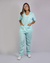 Imagem do pijama cirúrgico para médicos veterinários em tecido Oxford 100% Poliéster, na cor verde água, composto por blusa e calça. Ideal para profissionais que buscam conforto e durabilidade em sua rotina de trabalho.