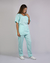 Imagem do pijama cirúrgico para médicos veterinários em tecido Oxford 100% Poliéster, na cor verde água, composto por blusa e calça. Ideal para profissionais que buscam conforto e durabilidade em sua rotina de trabalho.
