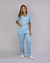 Imagem do pijama cirúrgico para médicos veterinários em tecido Oxford 100% Poliéster, na cor azul bebê, composto por blusa e calça. Ideal para profissionais que buscam conforto e durabilidade em sua rotina de trabalho.