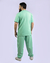 Imagem do pijama cirúrgico para médicos veterinários em tecido Gabardine Premium, na cor verde água, composto por blusa e calça. Ideal para profissionais que buscam conforto e durabilidade em sua rotina de trabalho.