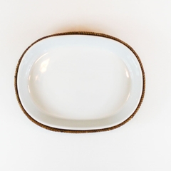Travessa de porcelana oval 30 cm com suporte em rattan MAYA na internet