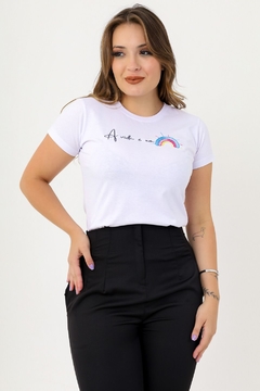 T-shirt - " A vida é um arco iris" - comprar online