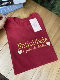 T-shirt felicidade vermelha na internet