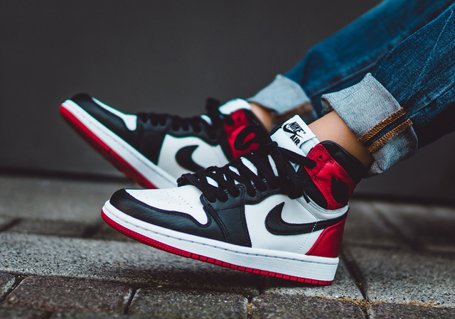 Jordan 1 high og satin black toe store