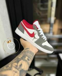 AIR JORDAN LOW - Cinza/Branco/Vermelho - Oriente Multimarcas