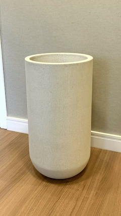Vaso Cilíndrico De Chão Em Plástico Off White Canelado - G na internet