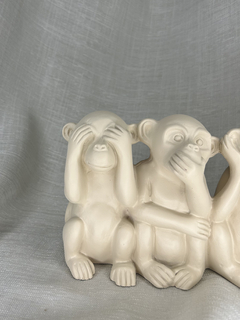 ESCULTURA TRIO MACACOS EM CIMENTO OFF WHITE - comprar online