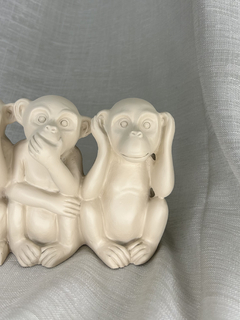 ESCULTURA TRIO MACACOS EM CIMENTO OFF WHITE na internet