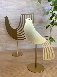 Escultura Pássaro em Metal Dourado Fosco na internet